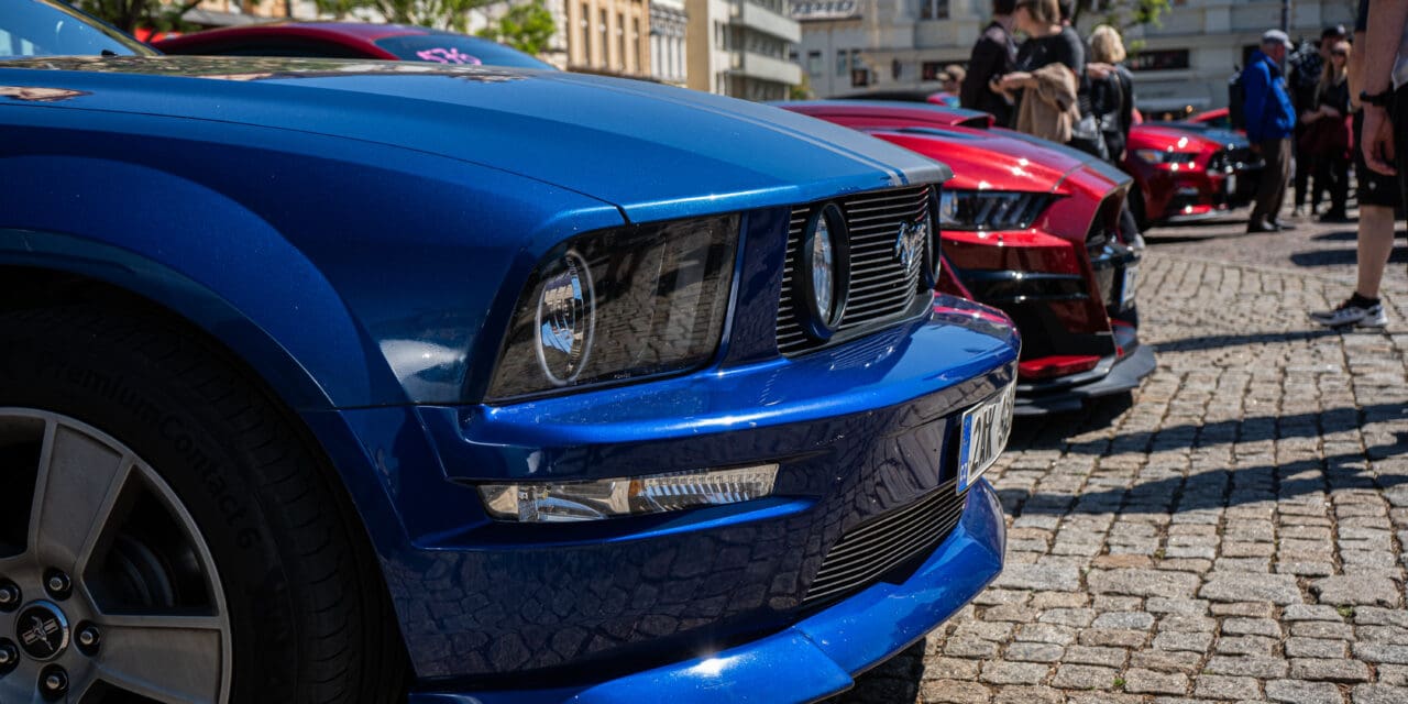 OBRAZEM: Kolínské náměstí v sobotu zaplnily vozy Ford Mustang