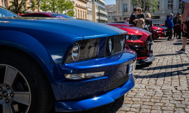 OBRAZEM: Kolínské náměstí v sobotu zaplnily vozy Ford Mustang